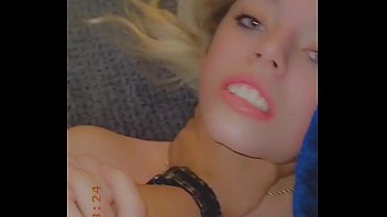 Блонда в леопардовом юбченке мастурбирует вагину фаллоимитатором